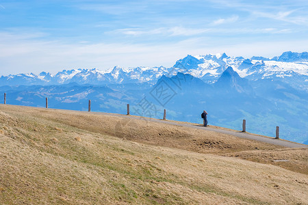 格瑞泽姆阿尔卑斯山滑翔伞高清图片