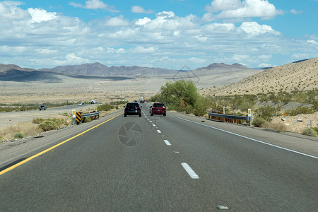 交通流量旅行卡车自由车道绿色天空黑色运输蓝色沥青背景图片