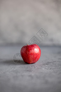 灰色苹果徽标灰色混凝土上的红苹果水泥绿色排毒维生素饮食农业食物果汁水果背景