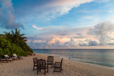 南特贝拉棕榈日出在海中一个小岛的海滩上热带日落海浪海洋天空椅子鳄鱼支撑闲暇太阳背景