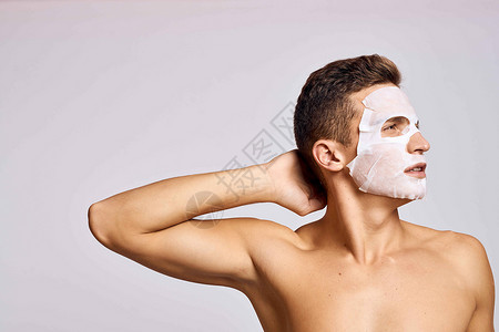 在孤立的背景之下 以偏僻的作物风景用黑色点对面脸戴清洁面具的男子浴室男人身体微笑头发奶油成人男生护理卫生背景图片
