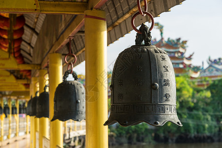寺庙里的大钟背景图片