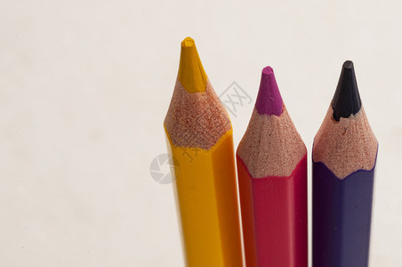 黄色 青青黄和紫红铅笔背景图片