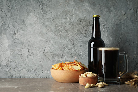 灰底啤酒 小麦和零食桌子灰色泡沫食物瓶子酒吧杯子啤酒啤酒厂筹码背景图片