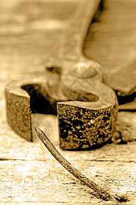 旧生锈的有钉子的钳子木头古董指甲金属工业工作维修建造力量宏观背景图片