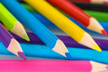 彩色铅笔创造力调色板紫色蓝色学校橙子团体黄色蜡笔绿色背景图片