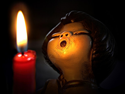 天使在烛光中歌唱音乐家女士蜡烛宗教季节性情绪聚光灯音乐背景图片