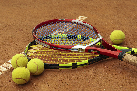 温网红土球场上带网球的网球拍矿渣竞赛高手比赛运动联盟爱好服务玩家闲暇背景