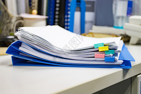文档文件夹和堆叠的商务报告文档文件文件 作为办公室记录合同数据组织桌子标准规格工作贮存背景图片