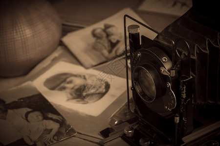 桌上旧相册旁边的相机照片家庭时间历史记忆镜片格式框架祖先古董背景图片