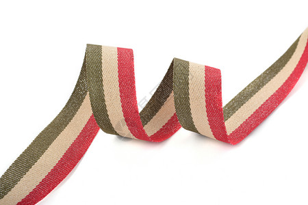 棉丝带 带子和卷发 在白色的背红卡其色织带捆扎乡村卷曲吊带衣服领带材料织物背景图片