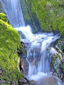 水瀑洞穴冥想力量风水白色背景图片