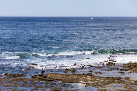 白浪中央海岸波浪高清图片