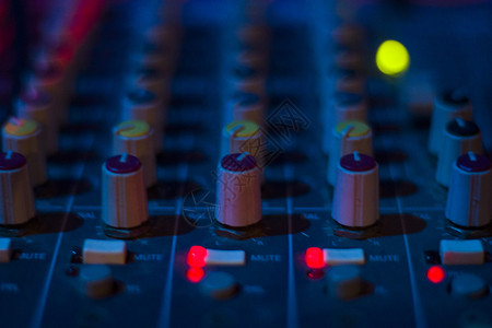 dj混音器DJ 控制器和彩色轻音乐乐器背景 音频混音器背景