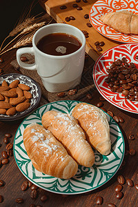 杏仁面包早餐加面包和咖啡豆子橱窗背景自助餐杏仁纹理木质晚餐酒店食物背景