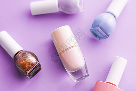 紫底底 美容品牌的甲油瓶子指甲液体卫生美丽修脚博客凝胶紫色玻璃红色背景图片