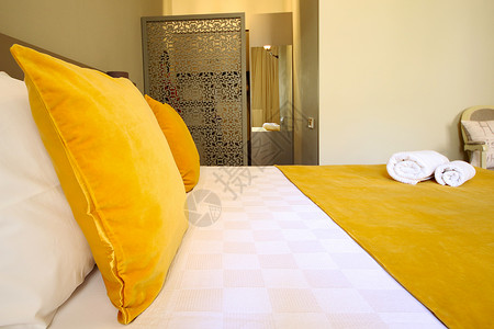 公寓卧室 枕头和黄色阴坏 格鲁吉亚第比利斯内住宅区高清图片