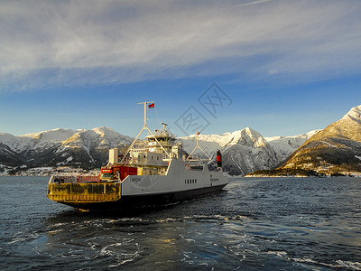 Fjord1渡轮从Vangsnes到挪威的海岸摆渡人季节渡船场景气候全景航线旅游汽车背景