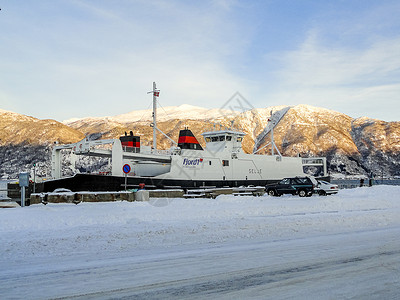 摆渡人Fjord1渡轮从Vangsnes到挪威的山脉交通气候全景场景船运运输汽车旅行季节背景