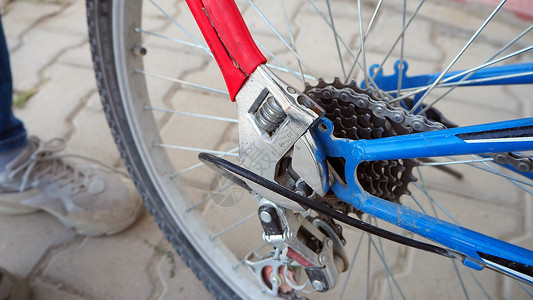拆除自行车车轮进行修理轮胎刺破白色管子维修行车空气橡皮爆胎运动背景