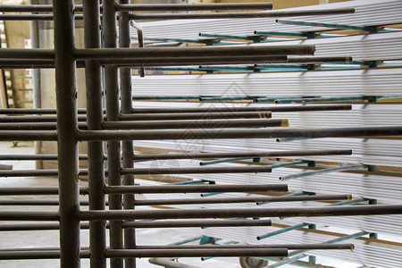 工厂中的不锈管和管圆圈塑料水工业管件环境机械仓库冷藏工程黄铜背景图片
