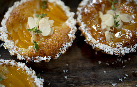 桃花馅饼带椰子和杏仁的桃花背景