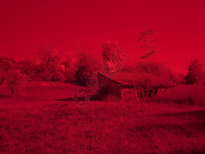 德国风景中的旧谷仓红外线照片天空红外红色落叶多云假色草地树木光谱背景图片