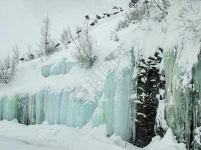蓝色水晶冰瀑布冰冻的瀑布和冰柱 挪威美丽的景观气候冻结天气冰川墙纸旅游蓝色季节风景旅行背景