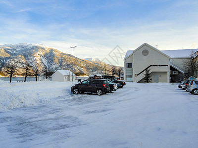 挪威巴勒斯兰冬季的汽车 建筑物和旅游业高清图片