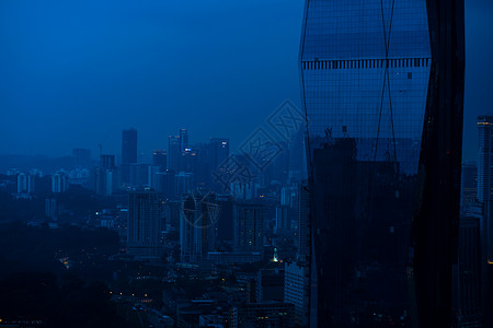 在日落的雨云下 有时髦的未来建筑摩天大楼高楼118KL 1118天际旅游市中心中心首都夜生活蓝色办公室戏剧性旅行背景