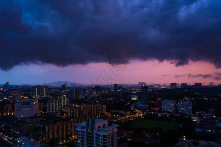 夜晚城市日落 雨云笼罩夜雨 对吉隆坡风景的美景引人瞩目全景市中心天际办公室天空雷雨摩天大楼天线地标建筑背景图片