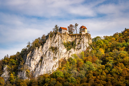 秋天在伯伦附近多瑙河谷的徒步小道上看到布罗宁城堡的多彩景象天堂娱乐植物群通量环境叶子旅游城堡茅屋草地背景图片