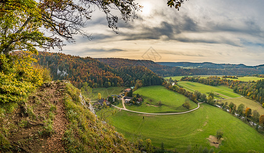 陶伯谷在伯伦修道院附近美丽的多瑙河谷的 美妙秋天远足天堂风景自然公园通量叶子植物群途径金子橙子娱乐背景