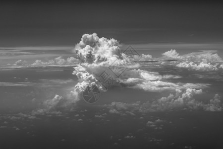 蓝蓝天空季节旅行溪流土地阴霾场景多云环境飞机阳光背景图片