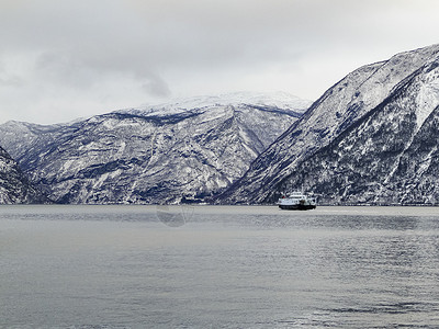 摆渡人Fjord1渡轮从Vangsnes到挪威的全景季节旅游渡船旅行峡湾场景运输航线气候背景