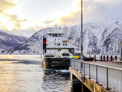 Fjord1渡轮从Vangsnes到挪威的航线摆渡人运输场景旅游船运汽车峡湾山脉卡车背景