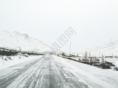 穿过暴风雪的暴风雪 用黑冰在路上 挪威风景黑冰国家乡村交通冰镇小路天气森林风暴背景图片