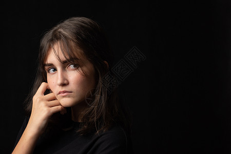 秦海璐慵懒迷人16岁身穿黑色黑底黑衣少女的美画肖像背景