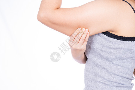 过度节食女人抱着过度肥胖的手臂被白色背景隔离 女人捏手臂脂肪松弛的皮肤 减肥 苗条的身材 健康的生活方式理念运动重量成人损失肩膀橘皮手指背景