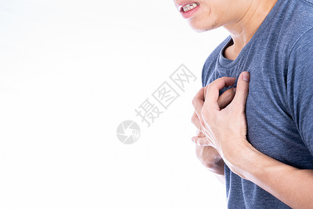 紧紧抓住男人触摸他的心脏或胸部 孤立的白种背景 保健医疗或日常生活概念症状疼痛肺炎胸肌风险压力肌肉痛苦情况心血管背景