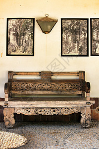 美化照片素材在Huerto河上 旧房子用雕刻的木板凳和隐修仪式背景