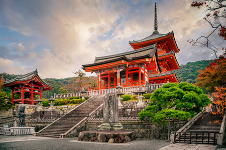 京都秋季三中土塔寺和清水津寺庙背景