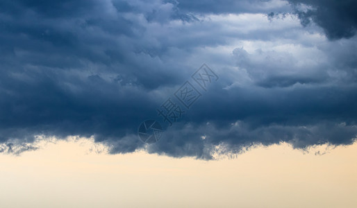 深蓝大风暴在雷暴或飓风前云雾笼罩黑色气氛危险天空气象蓝色乌云极端灾难心情背景图片