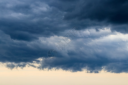 深蓝大风暴在雷暴或飓风前云雾笼罩黑色气候心情雷雨蓝色阴影危险场景极端气象背景图片