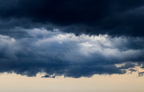 深蓝大风暴在雷暴或飓风前云雾笼罩天空乌云阴影危险极端气候气象雷雨灾难心情背景图片