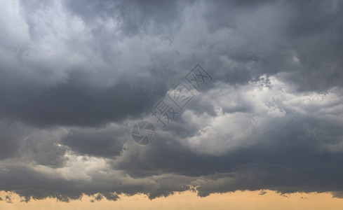 深蓝大风暴在雷暴或飓风前云雾笼罩灾难气候危险天空场景乌云阴影雷雨蓝色气象背景图片