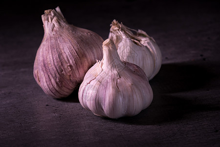 中国年家乡味道美食推荐海报三头大粉红大蒜 在厨房工作台上团体维生素植物烹饪蔬菜紫色食物香气海报茄子背景