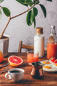 健康早餐 咖啡 果汁 煎蛋和水果高清图片