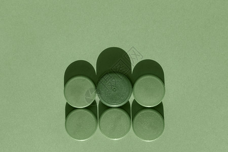绿色塑料瓶盖色差彩色工具垃圾回收空白圆形创造力圆圈阴影背景图片