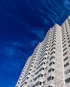一座带阳台的白砖住宅楼碎裂公寓市中心景观技术玻璃摩天大楼建造城市建筑学房子背景图片